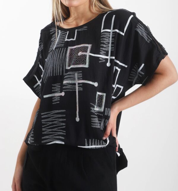 img_8587-8d97cdd392615be2c617574463246942-1024-1024 Remera Geométrica Prisma