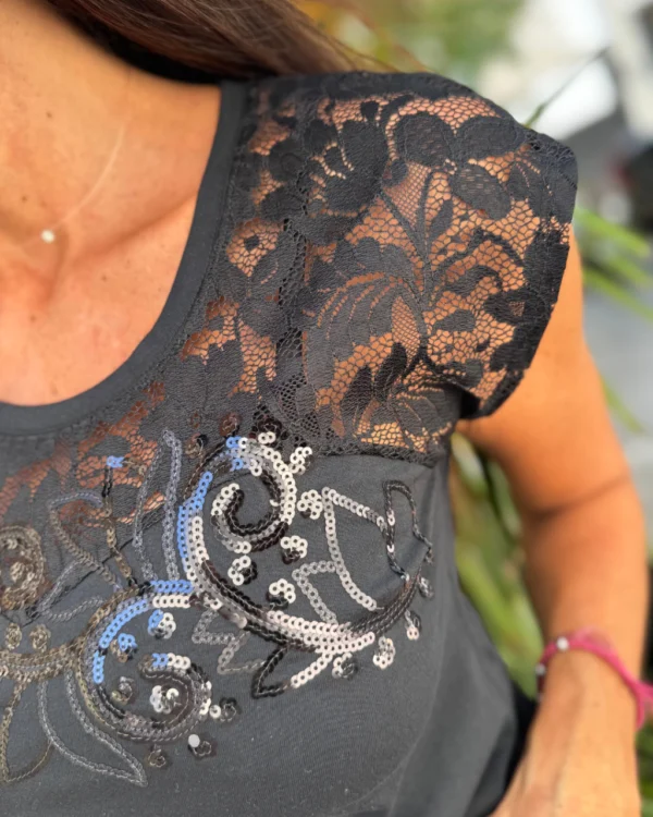 Remera Black Lace