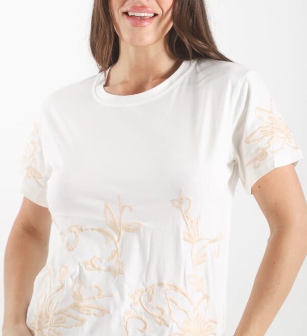 img_9028-7acea528e70e6c84c817596144256485-1024-1024 (1) Remera Golden Petal