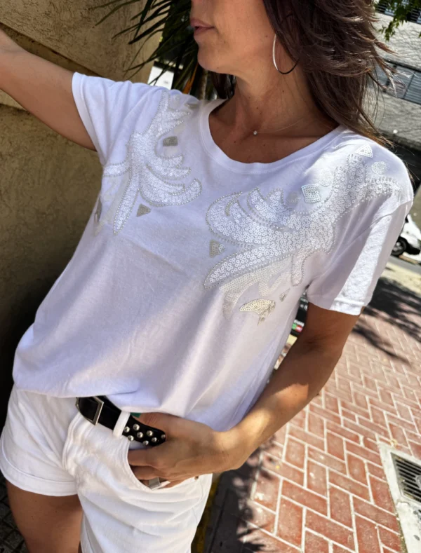 Remera Talle Amplio -CHARRETERA FANTASÍA (1) Remera WHITE AURA