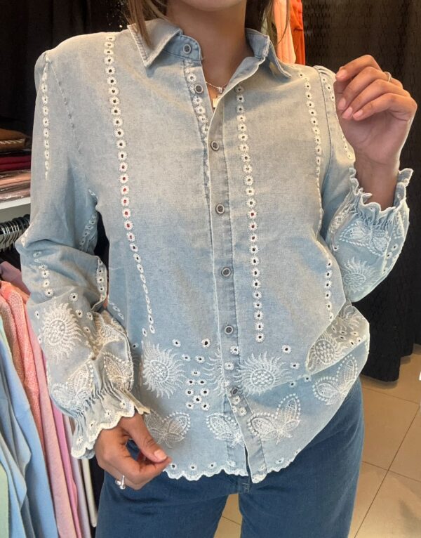 WhatsApp Image 2026-07-14 at 7.23.59 PM (2) Camisa LÉANA