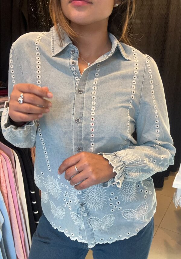 WhatsApp Image 2026-07-14 at 7.24.00 PM (1) Camisa LÉANA