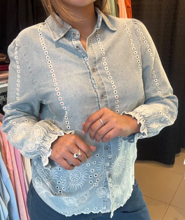 WhatsApp Image 2026-07-14 at 7.24.00 PM Camisa LÉANA