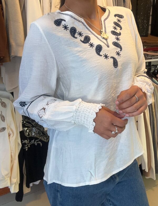 WhatsApp Image 2026-07-17 at 6.00.15 PM (1) Blusa NIRA