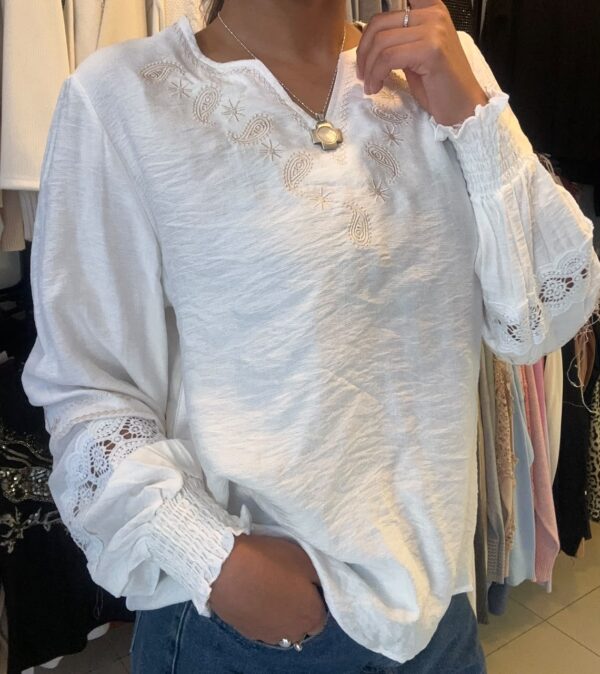 WhatsApp Image 2026-07-17 at 6.00.16 PM (1) Blusa NIRA