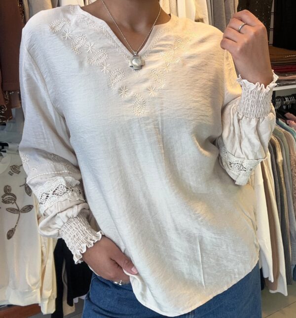 WhatsApp Image 2026-07-17 at 6.56.17 PM Blusa NIRA