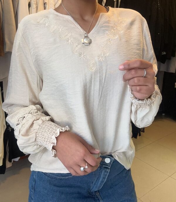 WhatsApp Image 2026-07-17 at 6.56.18 PM Blusa NIRA