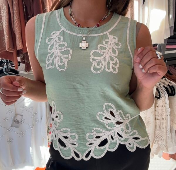 REMERA LIV